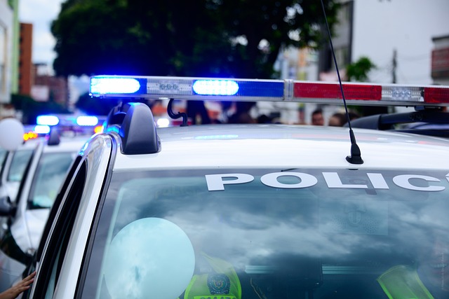 VIDEO: Policajná naháňačka. Vodič vyskočil z idúceho auta