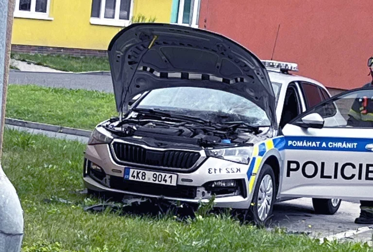 Podomácky vyrobená výbušnina zničila v Aši policajné auto. Páchateľa rozčúlilo nedávne vyhostenie ruských tenistiek z Česka