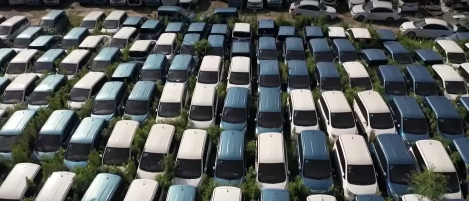 Cintorín elektrických vozidiel v Číne. Reprofoto: youtube/Bloomberg Television