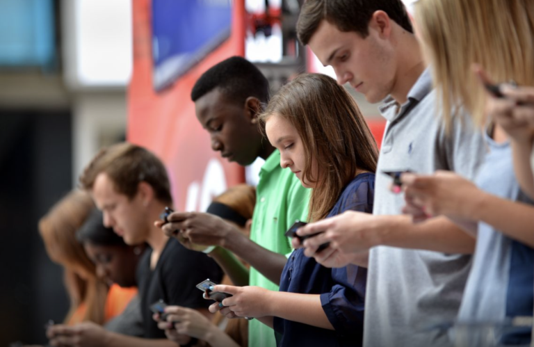 Zákaz mobilov na školách je dobrý nápad. Digitálna závislosť je podobná ako drogová