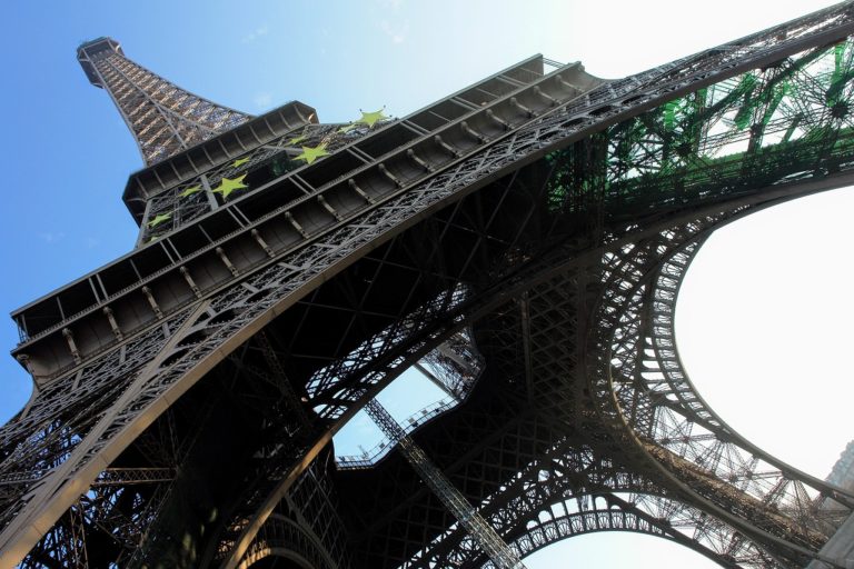Dvaja podgurážení turisti prespali na Eiffelovej veži