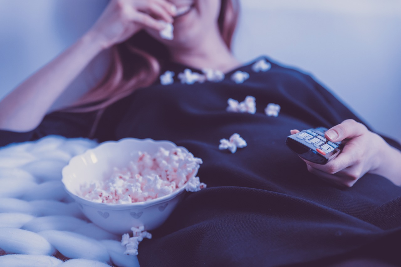 Ľudia na Slovensku najčastejšie sledujú spravodajstvo v televízii