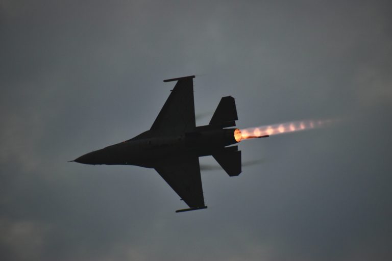 Nehodu ukrajinskej stíhačky F-16 mohli spôsobiť padajúce trosky čerstvo zostrelenej ruskej rakety