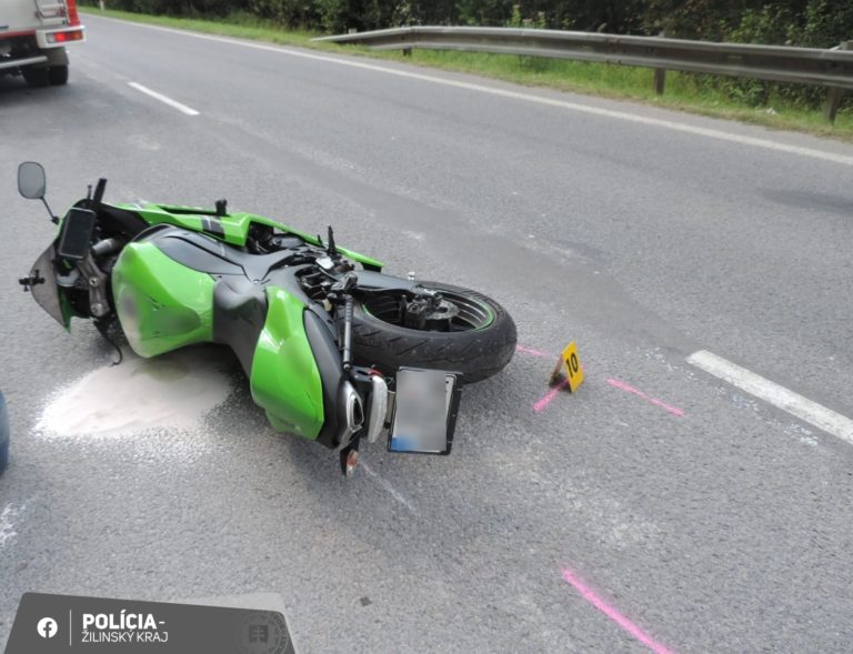 Po náraze do zvodidiel pri Klubine zahynul 24-ročný motocyklista