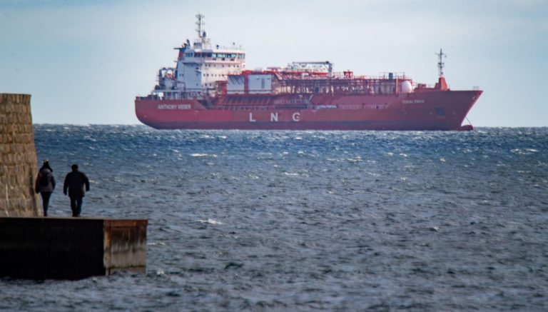 Tanker na LNG kotví pri nemeckom prístave Sassnitz na ostrove Rujana. Foto: Profimedia.sk