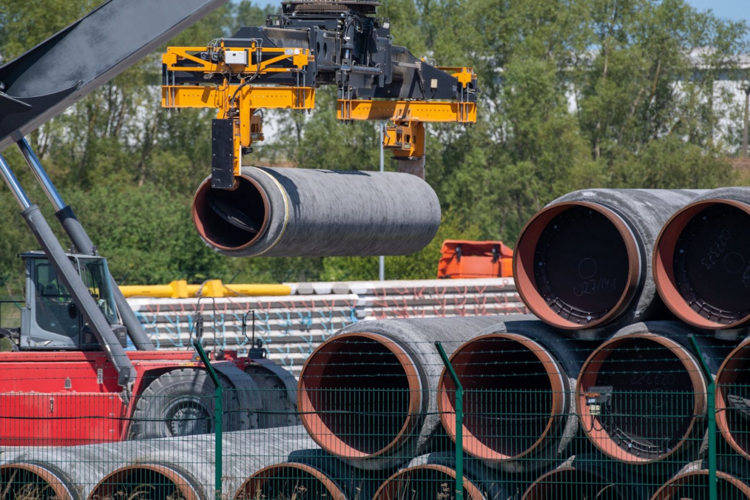 Žeriav prepravuje nevyužité rúry pre Nord Stream 2 v Nemecku. Využité budú pre LNG terminál na Rujane po tom, ako ich od Ruska kúpilo Nemecko. Foto: Profimedia.sk