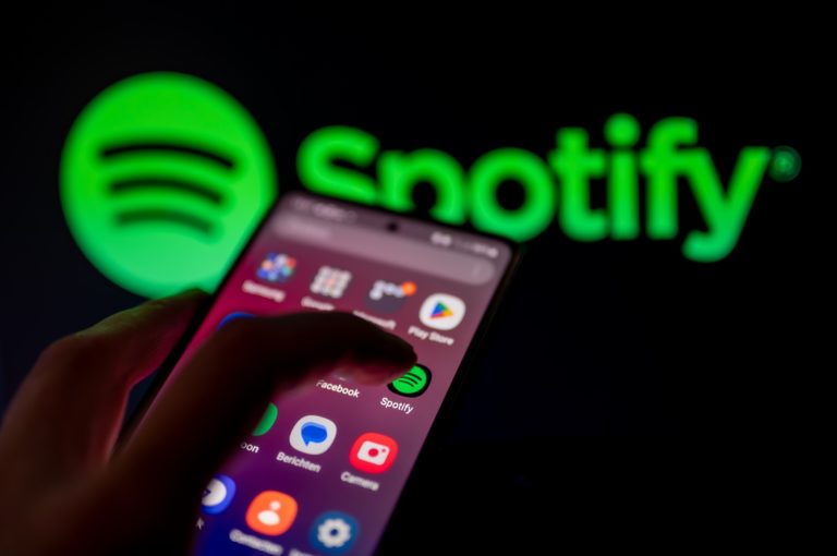 Prečo vyhráva Spotify súboj o poslucháčov, aj keď hudobníkom platí málo