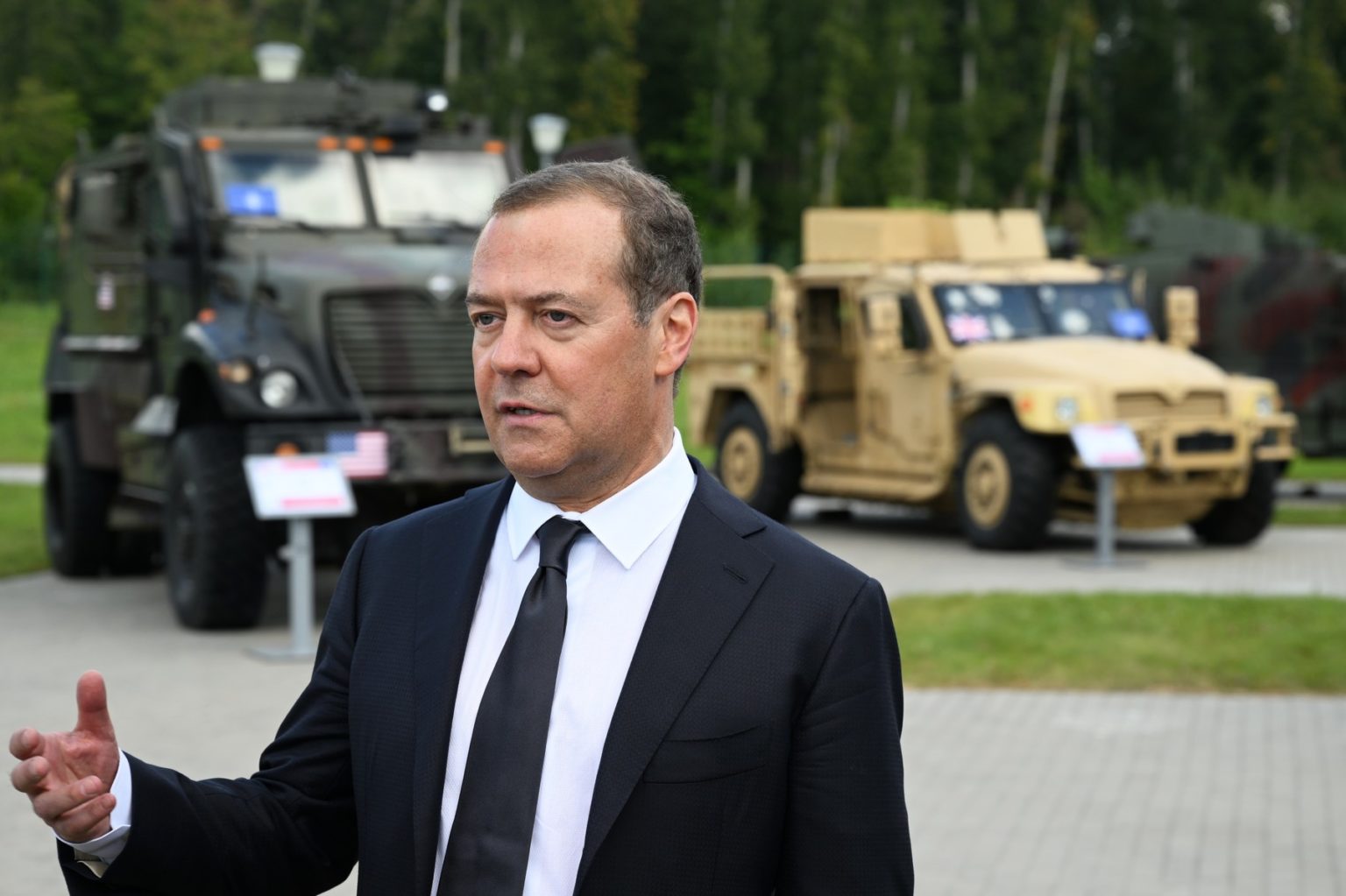 Dmitrij Medvedev na Army Forum 2023. V pozadí stojí ukoristená západná technika. Foto: Profimedia.sk