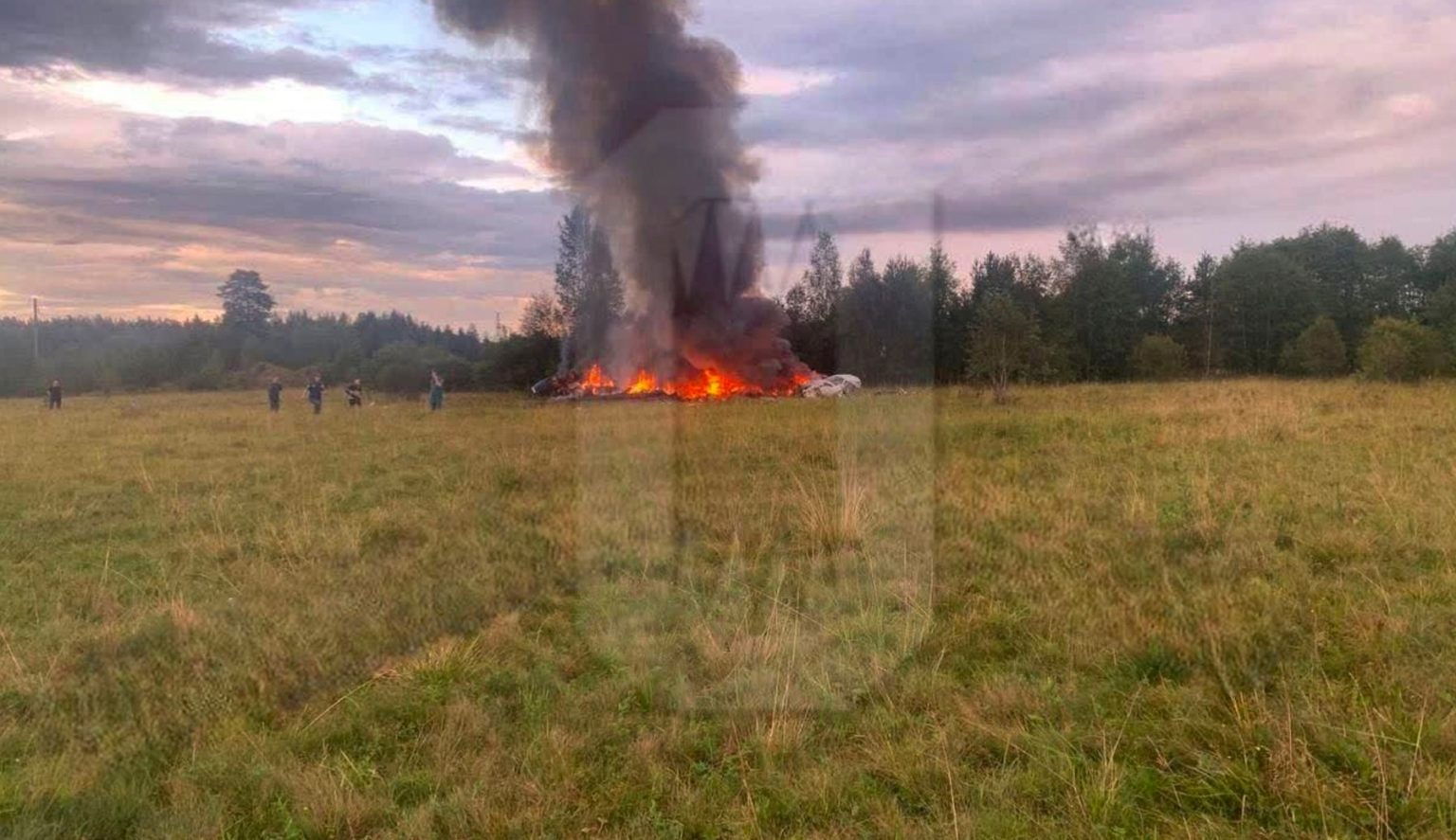 Trosky zrúteného lietadla v Tverskej oblasti, ktorým letel Prigožin a Utkin. Foto: Profimedia.sk