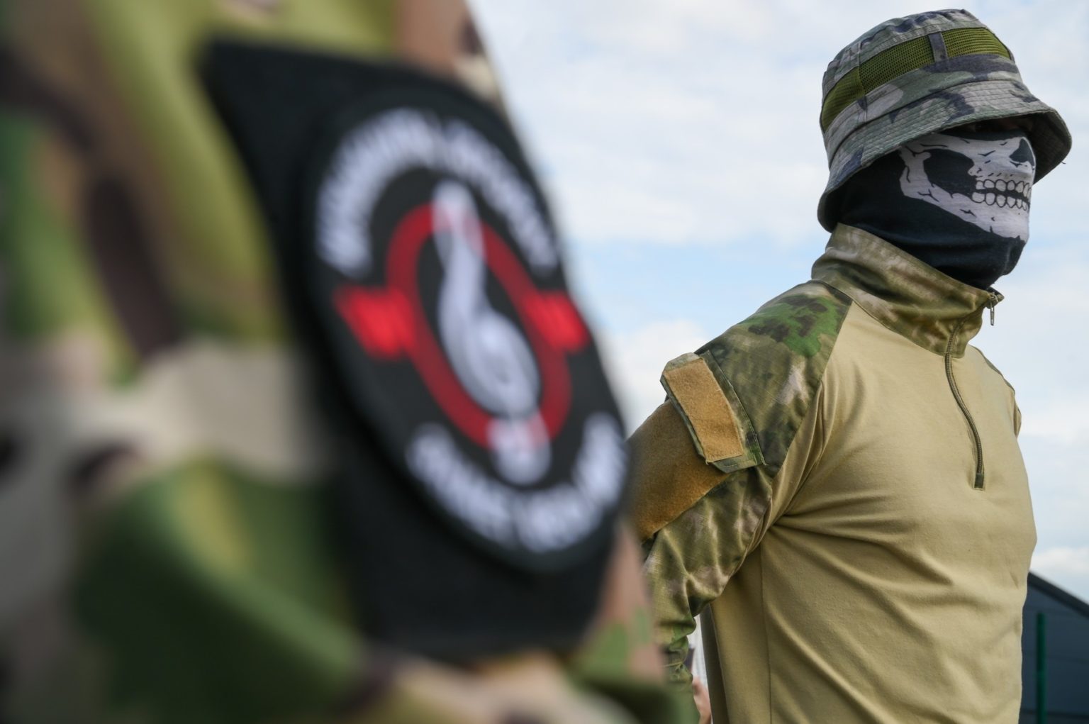 Muži v uniforme pri neformálnom pamätníku pri bývalom sídle Vagnerovej skupiny v Petrohrade. Foto: Profimedia
