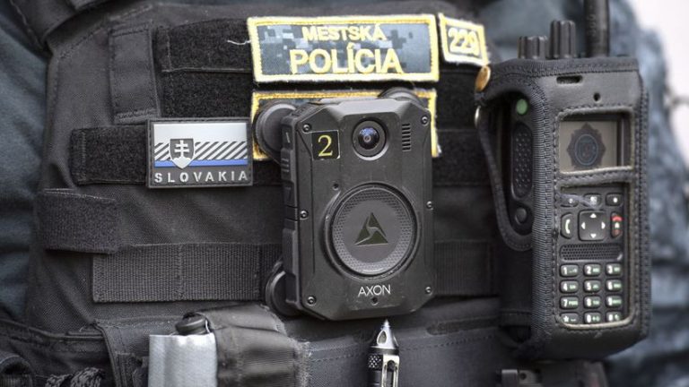 Budú policajti pri zásahoch využívať telové kamery? Dobrovodský to považuje za nutný štandard
