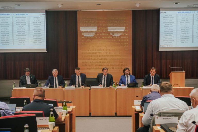 Na zastupiteľstve prerokovali mnoho dôležitých vecí. FOTO: PSK