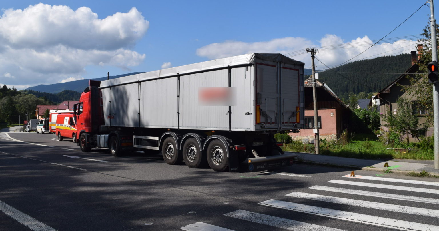 Pod kolesami tohto nákladiaka skončila dôchodkyňa. FOTO: polícia