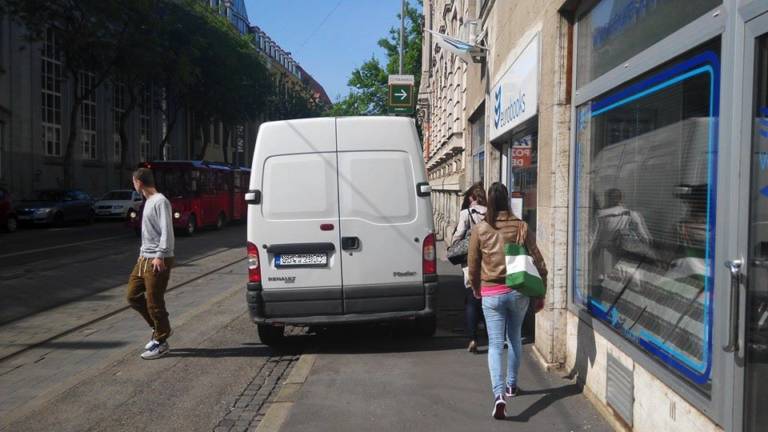 ANKETA: Ako sa Petržalka, Karlova Ves a Ružinov pripravili na zákaz parkovania na chodníkoch?