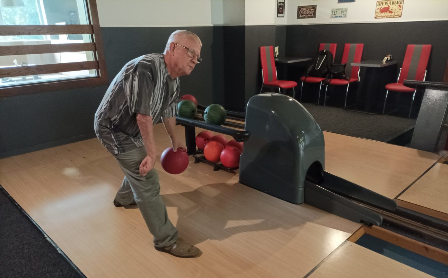 Ján Gavenda žije aktívne. Po skončení rozhovoru si s nami zahral bowling. Foto: Ľubomír Chochula