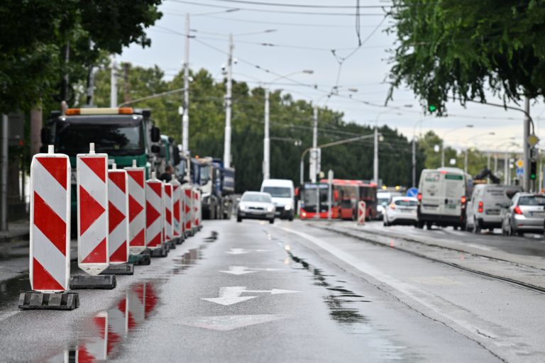 Nový semafor na Štúrovej ulici mal zlepšiť situáciu. Magistrát zverejnil prvé štatistiky