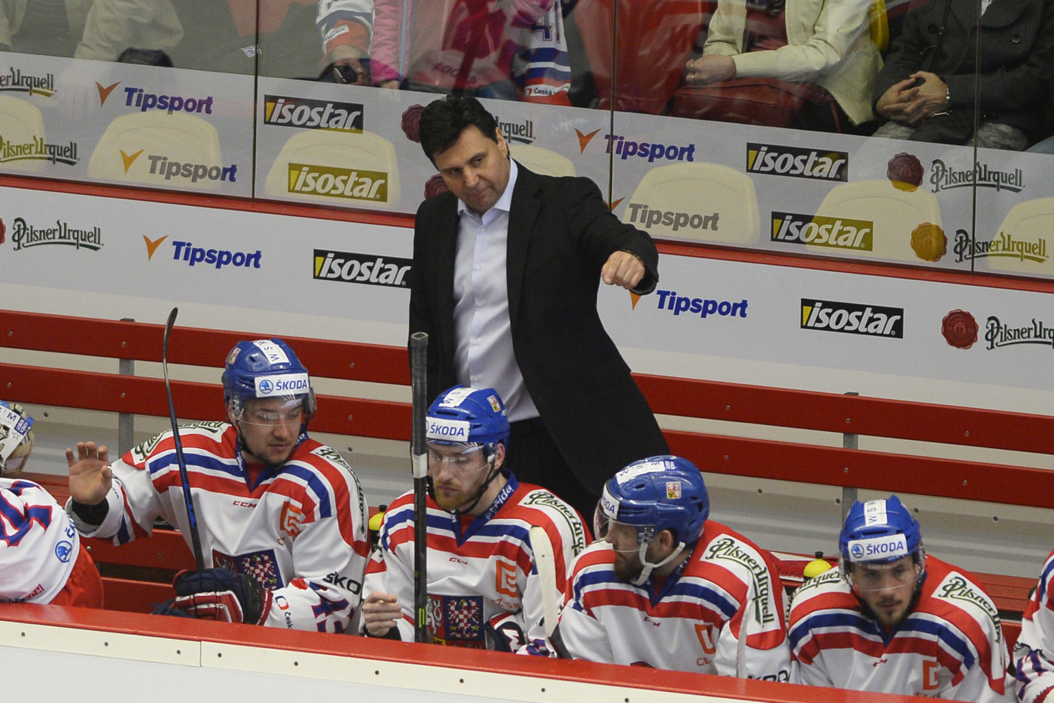 Na snímke tréner českej hokejovej reprezentácie Vladimír Růžička počas druhého zápasu záverečnej prípravy na majstrovstvá sveta v rámci série Euro Hockey Challenge medzi Českom a Slovenskom 10. apríla 2015 v Jihlave. Foto: Michal Svítok/TASR
