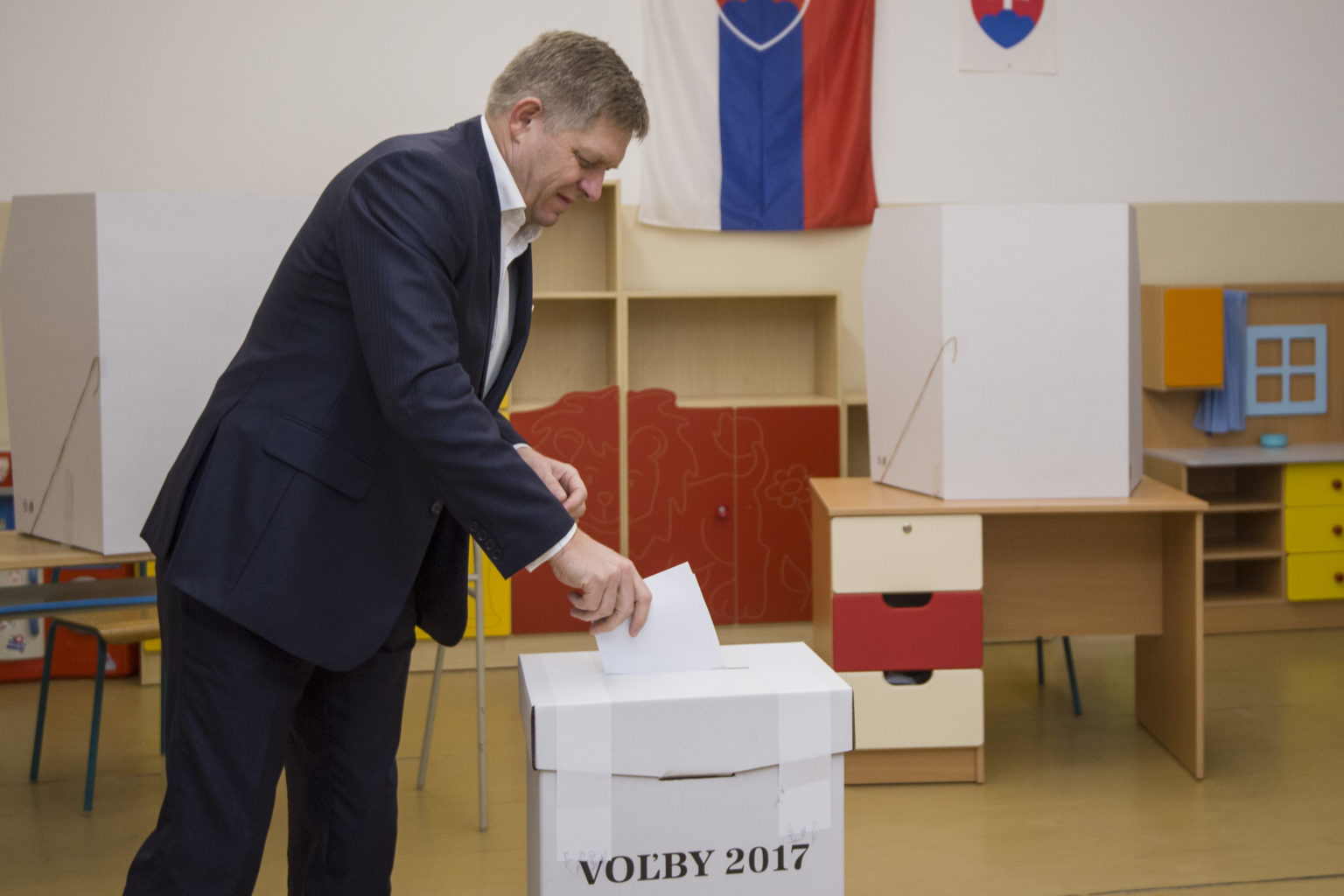 Na snímke predseda vlády SR Robert Fico vhadzuje obálku s hlasovacími lístkami do volebnej schránky počas volieb do orgánov samosprávnych krajov, 4. novembra 2017 v Bratislave. Foto: Michal Svítok/TASR