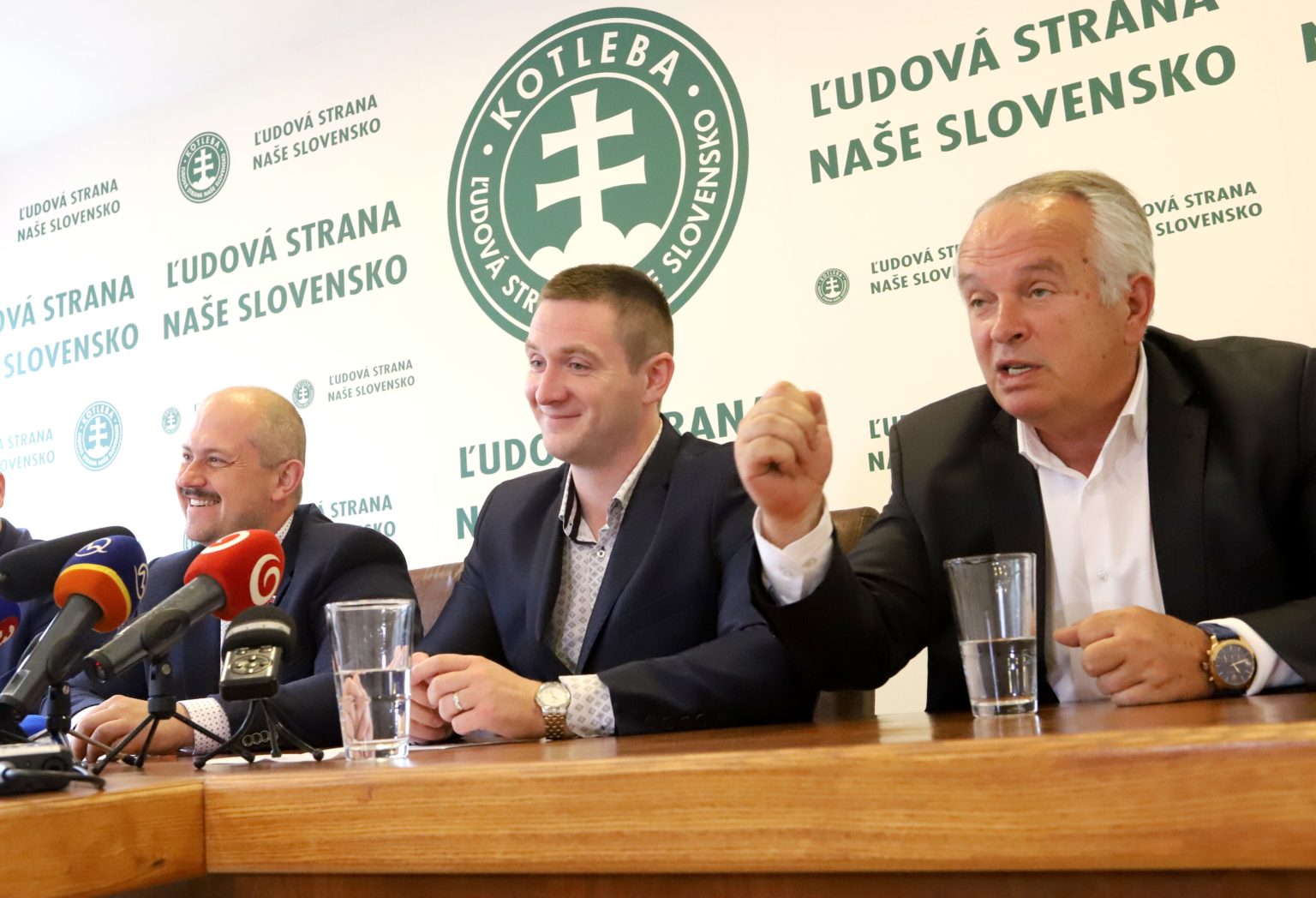 Na snímke zľava predseda ĽSNS Marian Kotleba a zvolení poslanci do Európskeho parlamentu Milan Uhrík a Miroslav Radačovský v roku 2019. Foto: Ján Krošlák/TASR