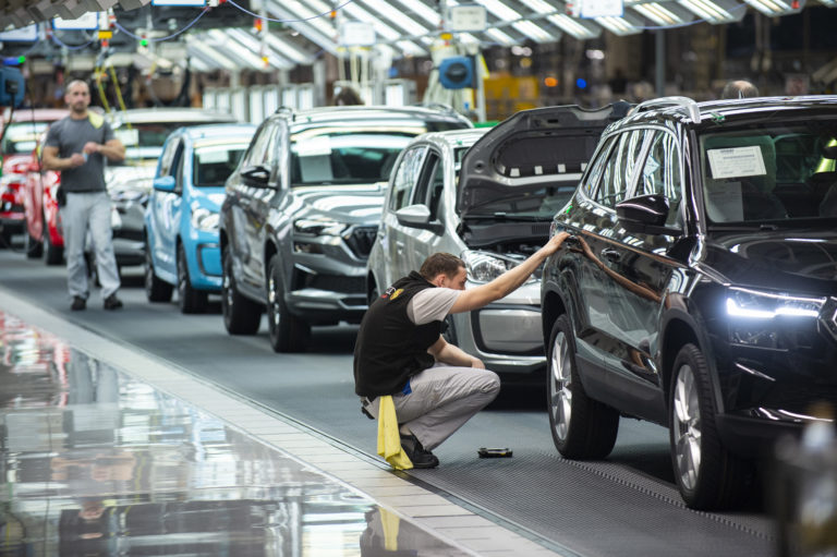 Volkswagen Slovakia zvýši zamestnancom mzdy a odmeny za lojalitu. Vyplatí aj jednorazovú odmenu