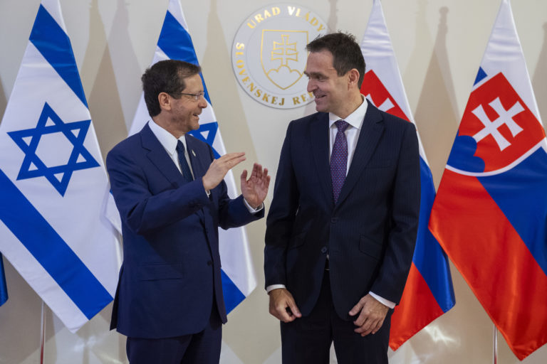 Zľava izraelský prezident Jicchak Herzog a predseda vlády SR Ľudovít Ódor. Foto: Jaroslav Novák/TASR