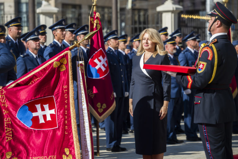 Prezidentka pripevnila stuhy na bojové zástavy desiatim vojenským útvarom
