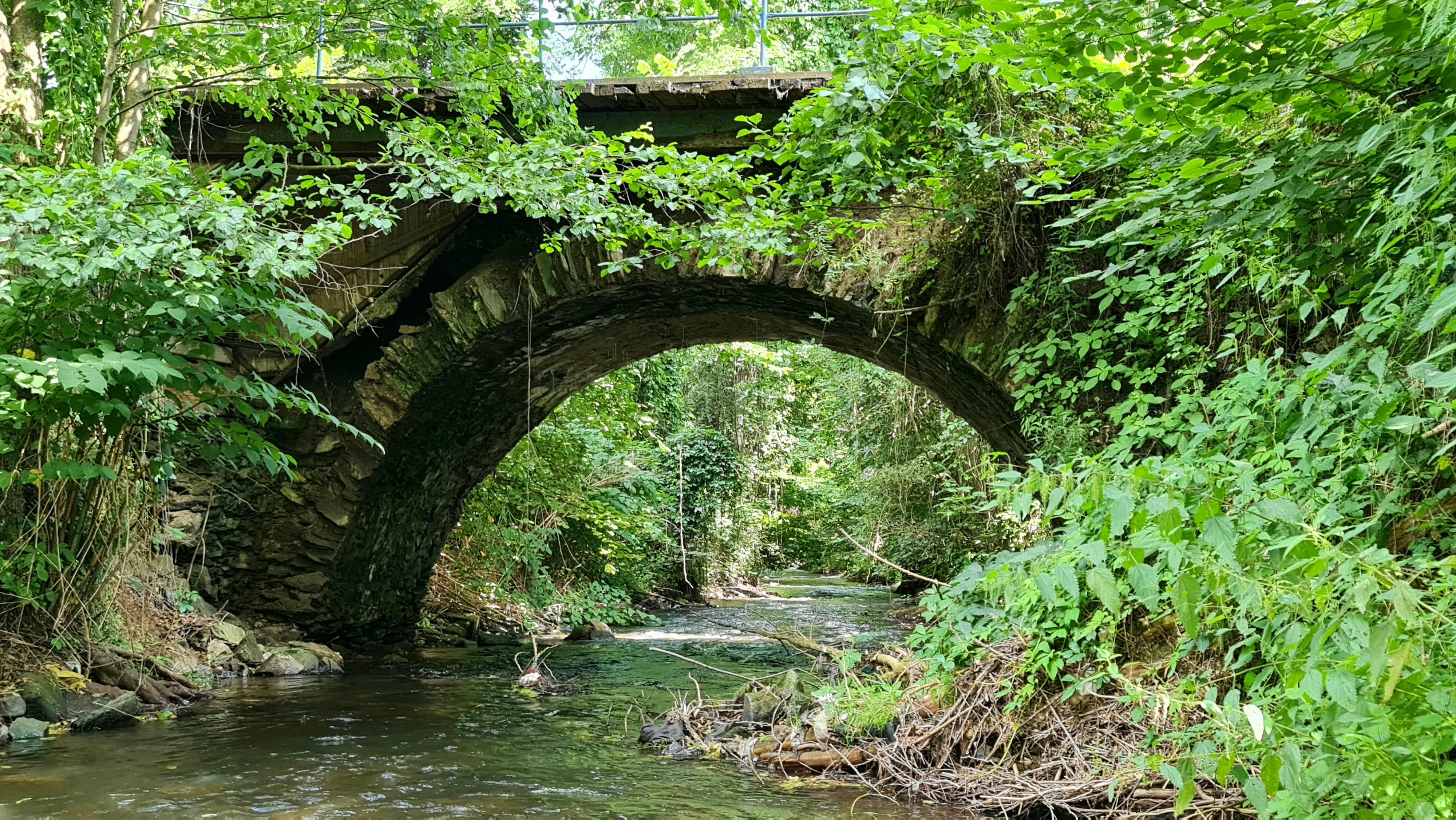 Zrútila sa časť historického mosta. Hrozí jeho úplný kolaps