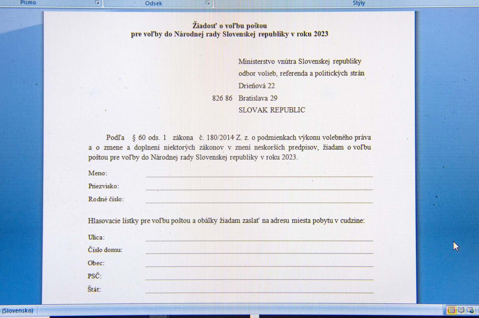 Na snímke žiadosť o voľbu poštou zo zahraničia pre voľby do Národnej rady SR v roku 2023. Foto: Jakub Kotian/TASR  