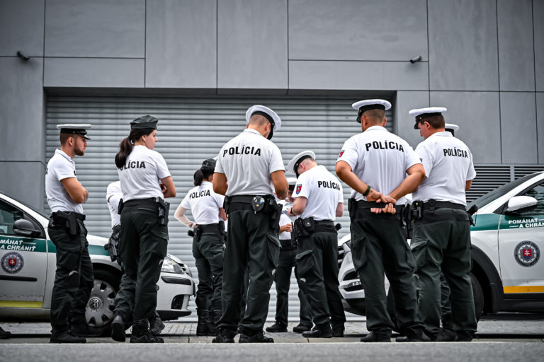 Je na Slovensku naozaj nedostatok policajtov? Áno aj nie. Analytici navrhujú nahradiť niektoré pozície civilistami