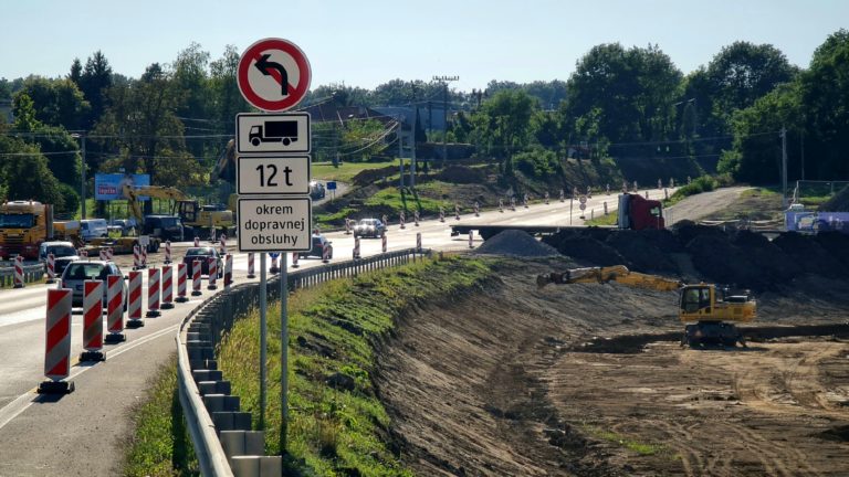 Veľká križovatka na juhu Slovenska je dokončená na 70 percent. Vodičov čakajú nové obmedzenia
