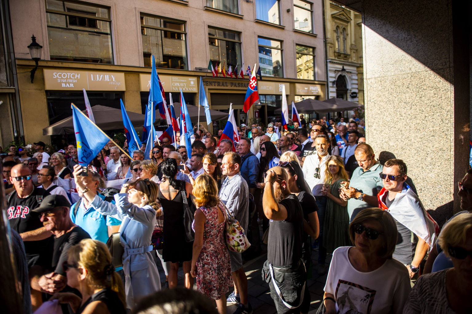 Na snímke účastníci počas protestu proti aktuálnej reklamnej kampani bratislavského Divadla Pavla Országha Hviezdoslava (DPOH) na novú divadelnú sezónu 6. septembra 2023 v Bratislave. Foto: Jakub Kotian/TASR