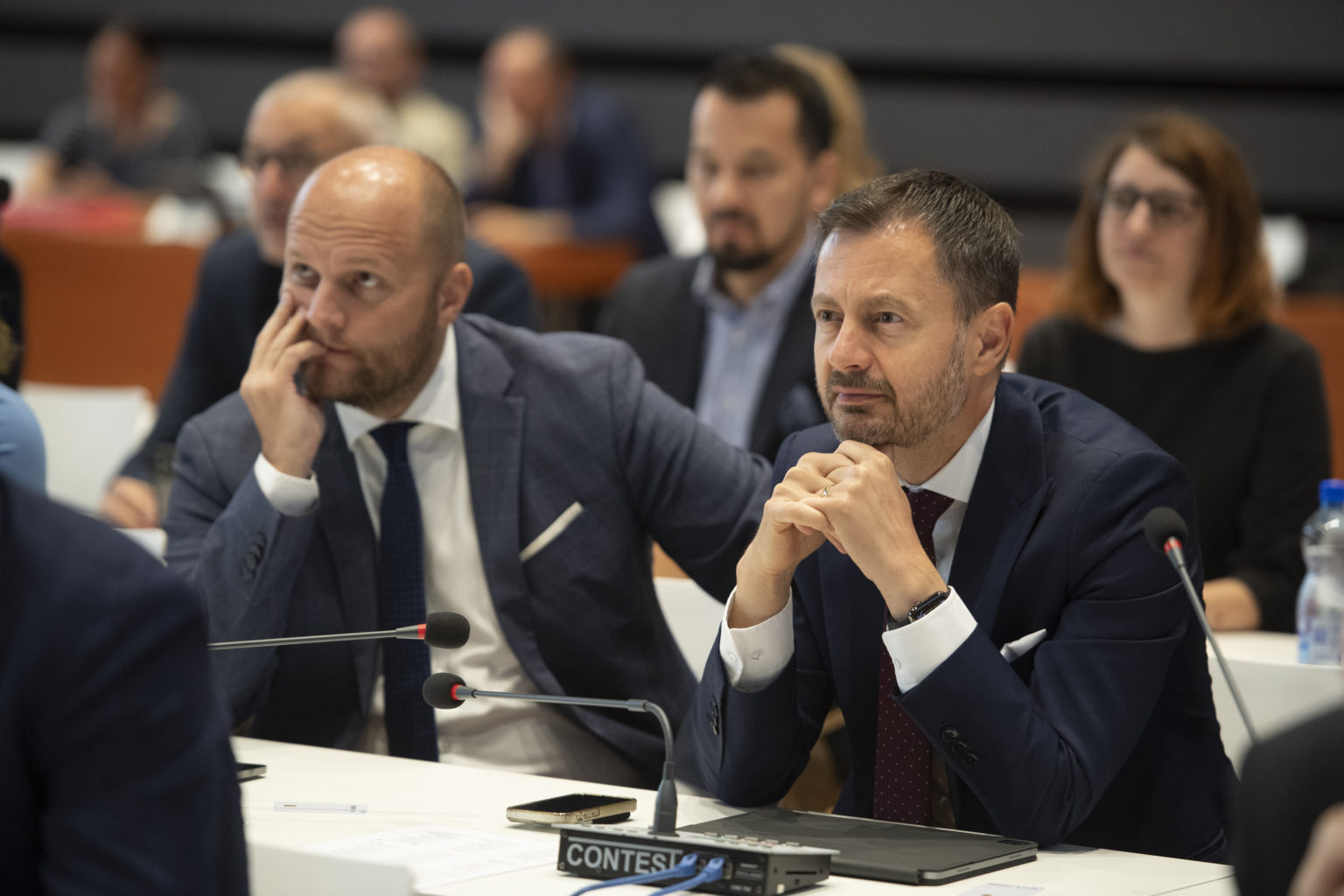 Na snímke Jaroslav Naď (vľavo) a Eduard Heger (vpravo) počas 100. schôdze Národnej rady Slovenskej republiky 8. septembra 2023 v Bratislave. Foto: Pavel Neubauer/TASR
