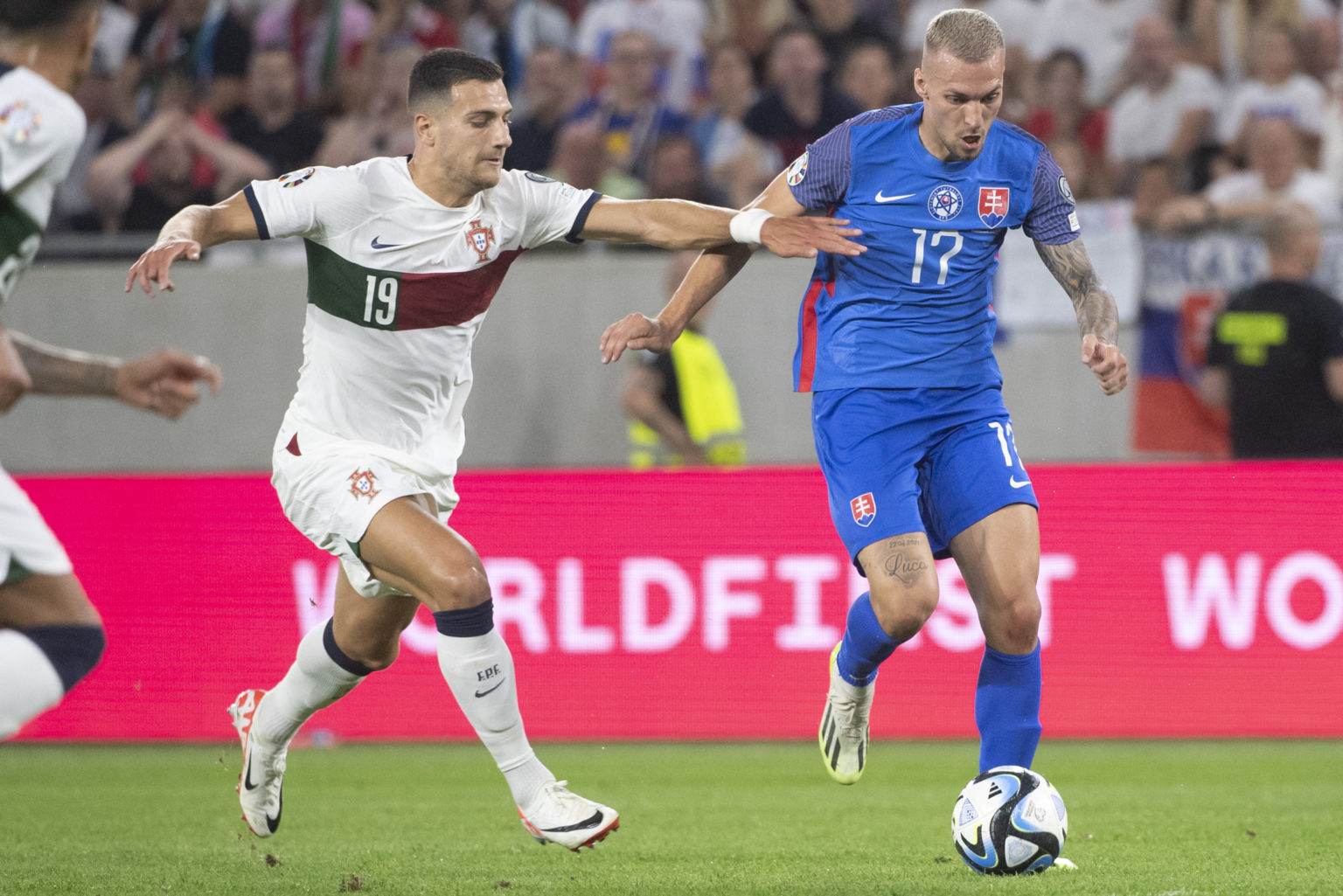 Lukáš Haraslín a hráč Portugalska Diogo Dalot. Foto: Martin Baumann/TASR     