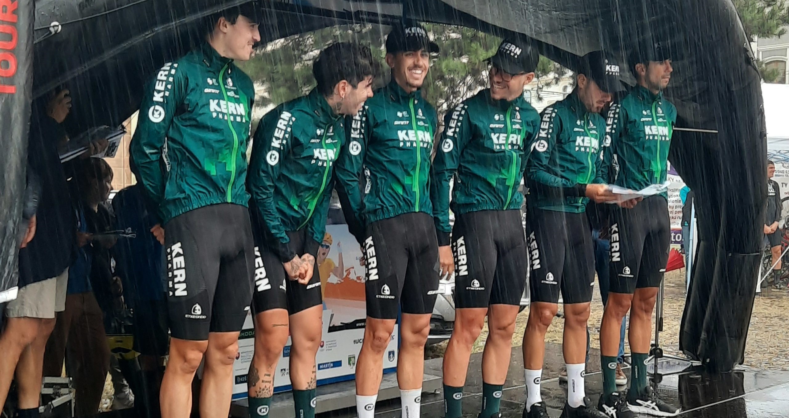 Cyklistov dážď vykúpal od hlavy po päty. Štart druhej etapy Okolo Slovenska bol poriadne mokrý