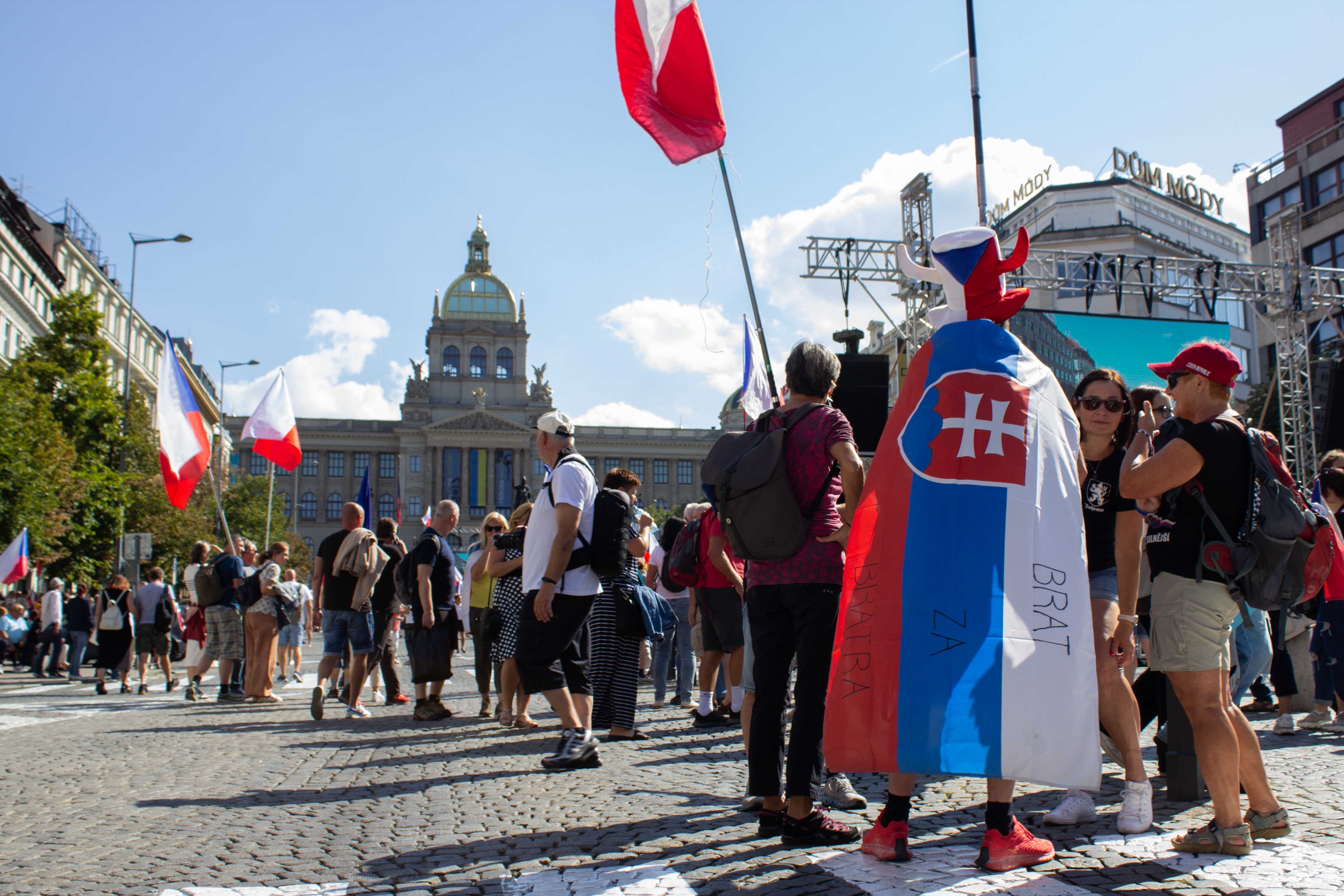 V Prahe protestujú tisíce ľudí, žiadajú demisiu vlády a nové stredoeurópske spojenectvo so Slovenskom či Maďarskom