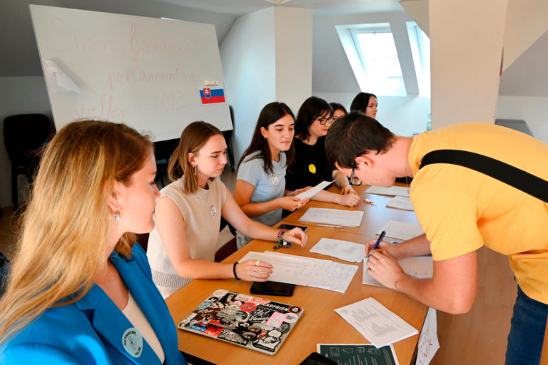 Takmer polovica stredoškolákov by volila Progresívne Slovensko, naznačujú simulované voľby