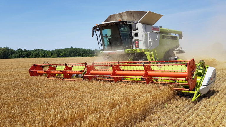 Pozemkové úpravy či zrovnoprávnenie dotačných schém. Strany majú s agrosektorom veľké plány