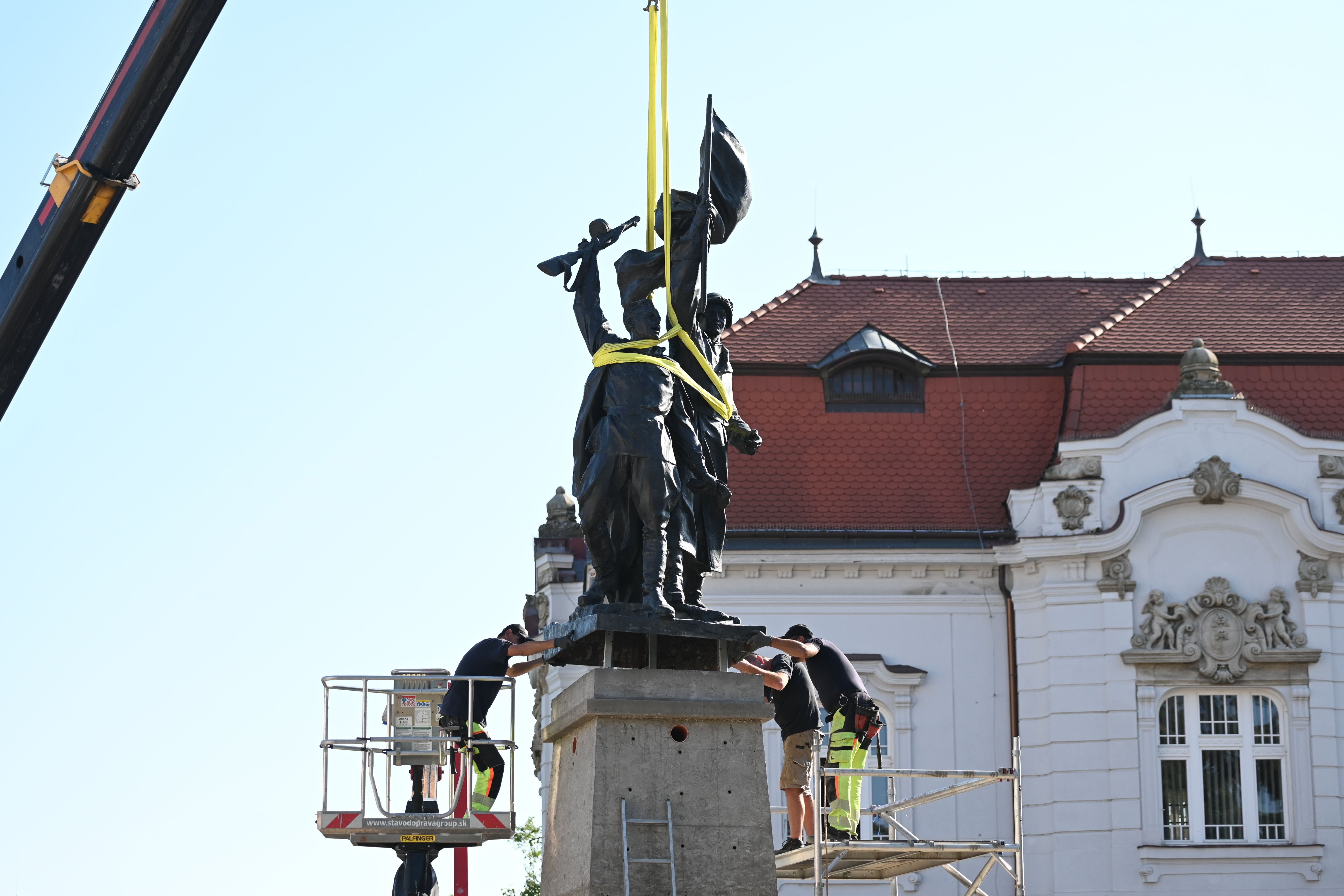 Pamätník oslobodenia sa vrátil obnovený na Námestie SNP v Trnave