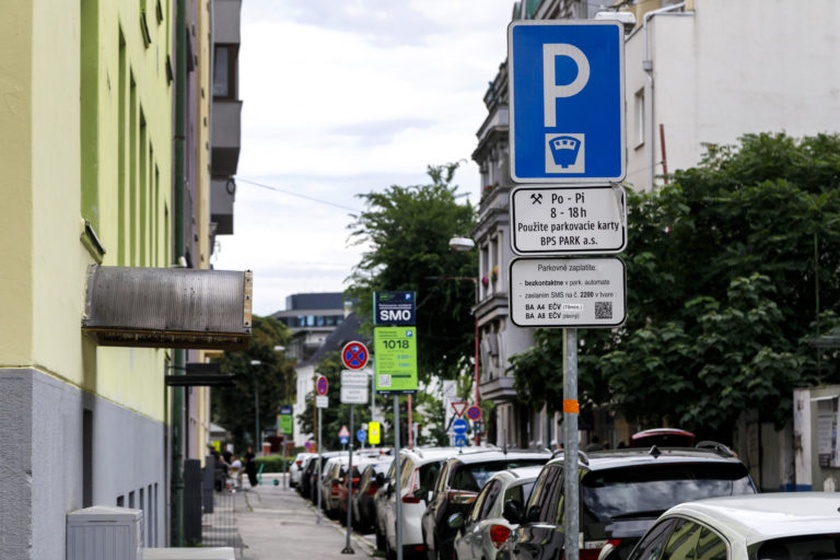 Matúš Vallo nemá rád Bratislavčanov a upiera im rezidentské právo na parkovanie