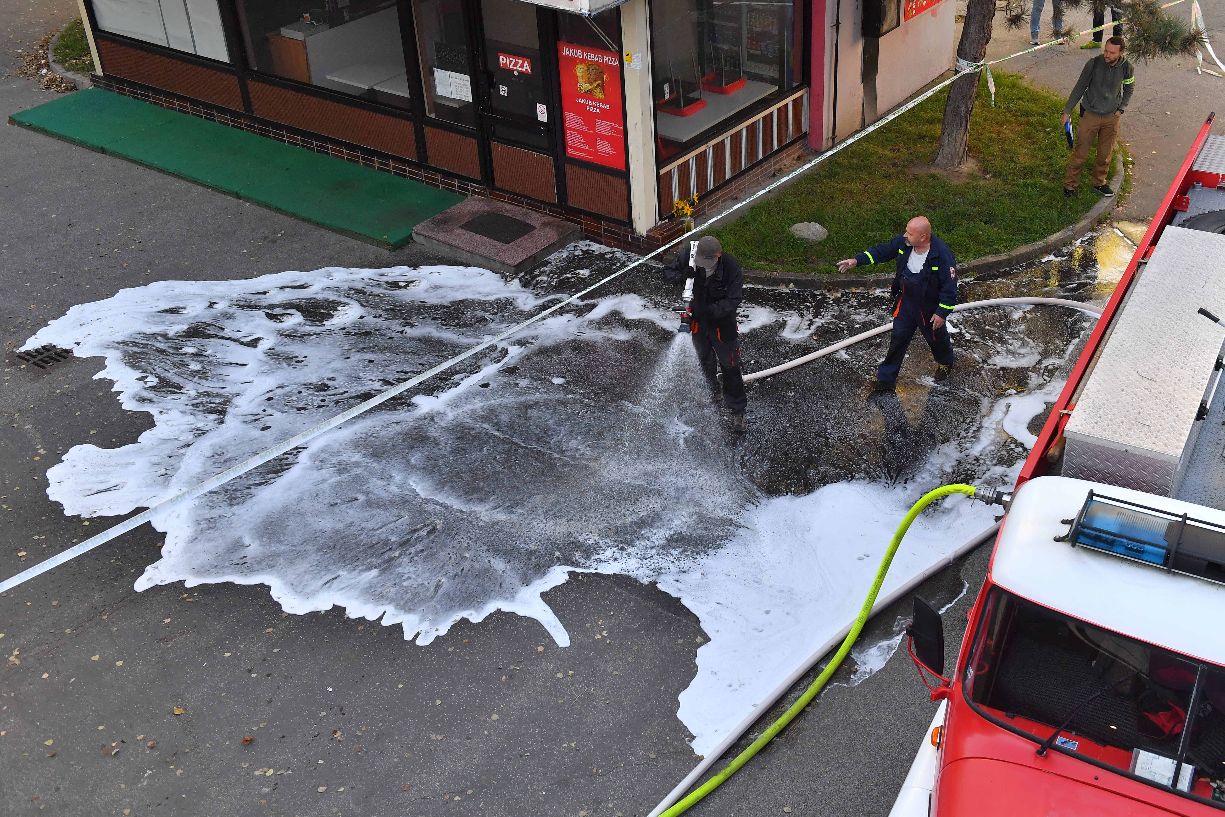 Muž v bratislavskej Dúbravke spustil náhodnú streľbu na okoloidúcich. Policajti ho zneškodnili
