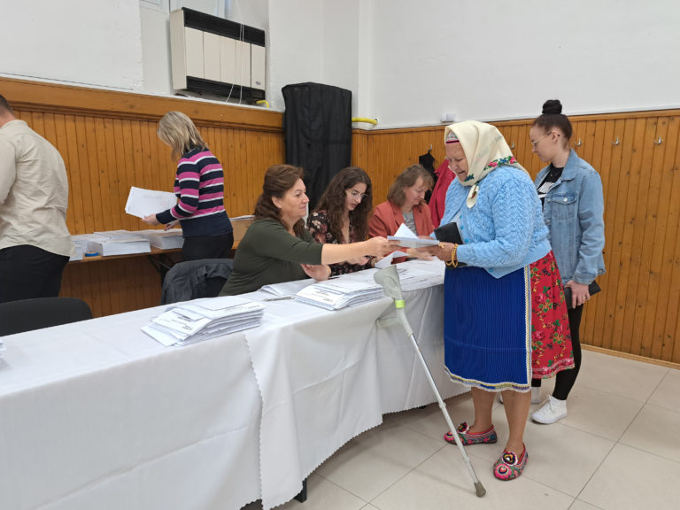 V Lendaku chodia ženy voliť v typických krojoch