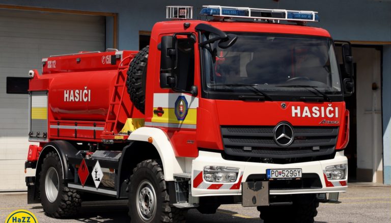 Dym zahalí mesto, v uliciach zaznejú sirény. Mesto vyzýva ľudí k zachovaniu pokoja