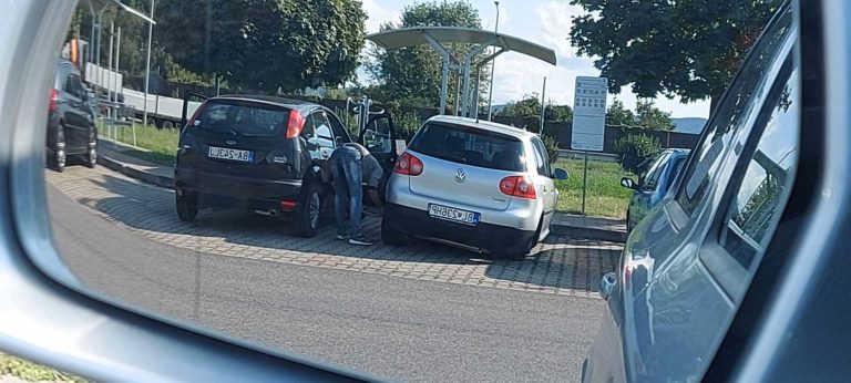 FOTO: Vrchol drzosti. Zlodej kradol kolesá za bieleho dňa. Nepoznáte ho?