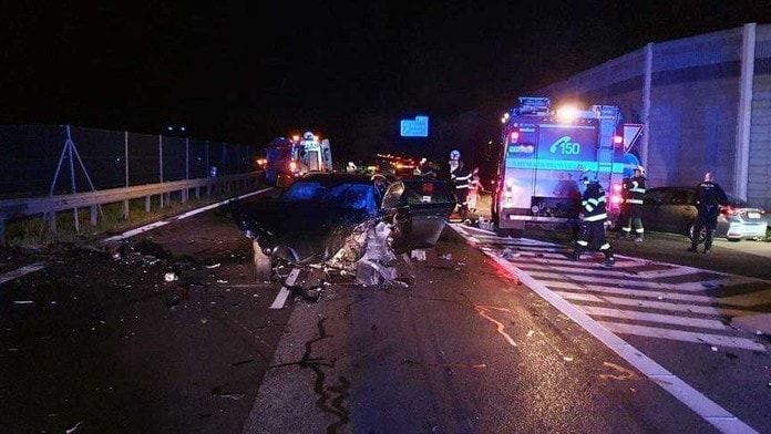 Vážna nehoda, ktorú spôsobil opitý vodič, odstavila diaľnicu. Nabúrala aj sanitka