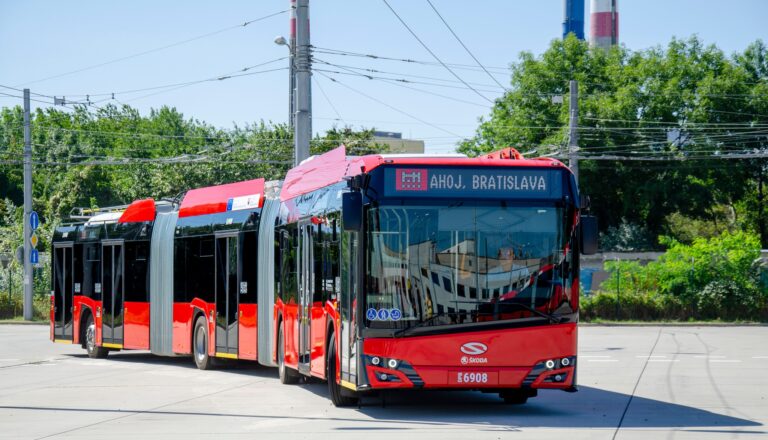 Dvojkĺbové trolejbusy v Bratislave majú problémy. Mnohé z nich sú pokazené