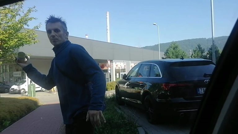 VIDEO: Pozor, v Žiline sa pohybuje agresívny muž. Zaútočil na okoloidúce auto