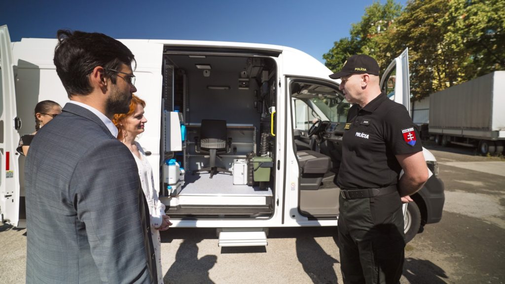 Dobrá správa. Polícia dostala mobilné laboratóriá