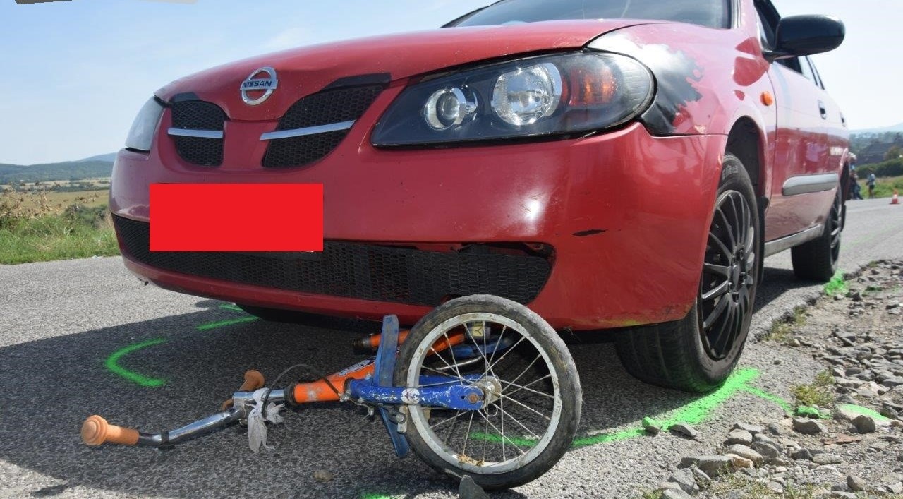 Vodič prešiel do protismeru a zrazil dieťa na bicykli