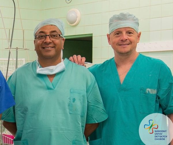 Unikátna operácia v NÚDCH: Pacientke zo siamských dvojčiat vytvorili nový močový mechúr