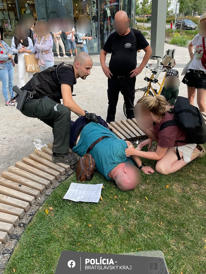 Muž prežil len o vlások. Život mu zachránili policajti.